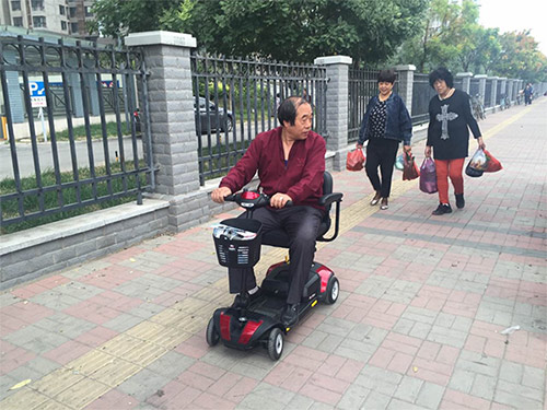 ?山東代步車代理參觀考察元亨電動(dòng)智能型折疊代步車工廠